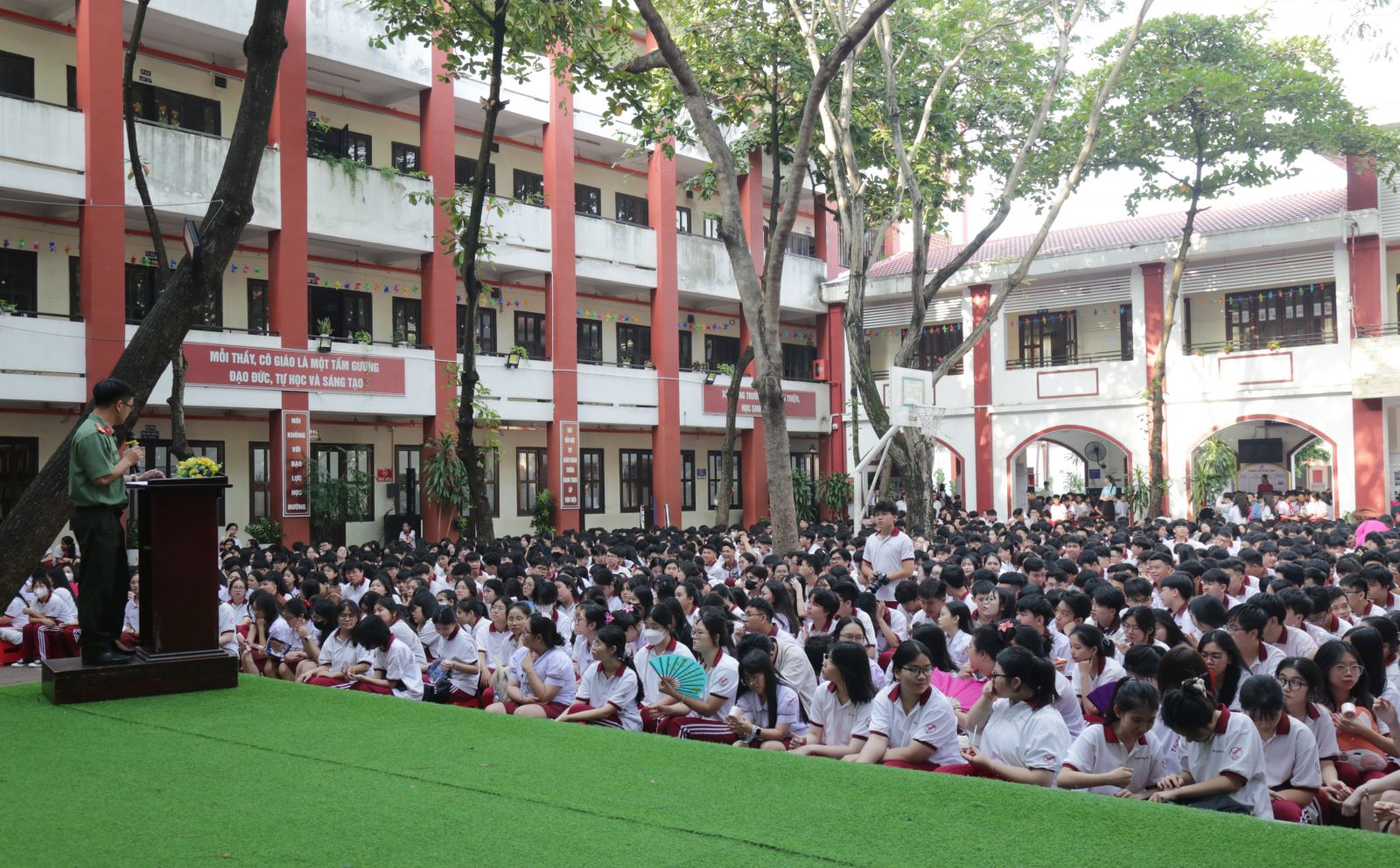 Đại uý Lê Kim Tuân chia sẻ cách nhận biết thông tin trên không gian mạng - Ảnh: Diep Nguyen Pro