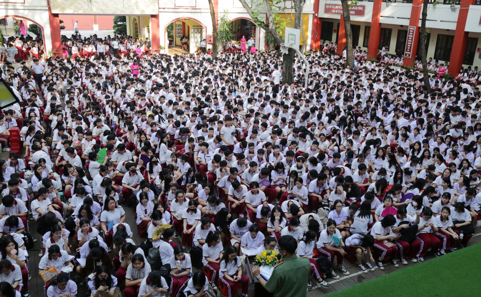 Đại uý Lê Kim Tuân chia sẻ cách nhận biết thông tin trên không gian mạng - Ảnh: Diep Nguyen Pro