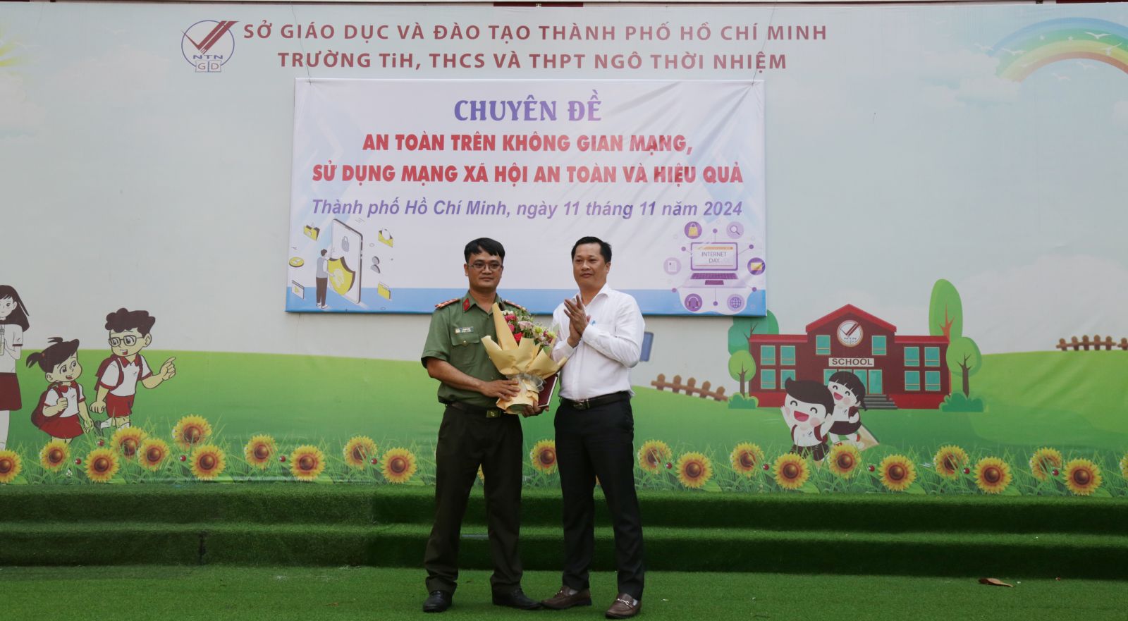 Thầy Lê Văn Công tặng hoa Đại uý Lê Kim Tuân - Ảnh: Diep Nguyen Pro