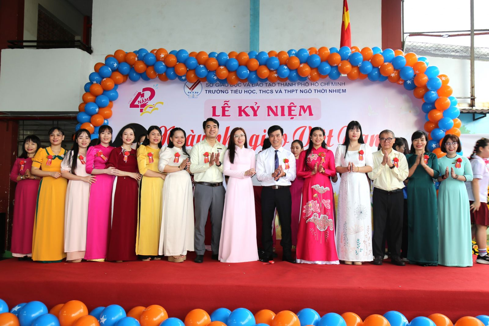 42 năm Ngày Nhà giáo Việt Nam: tôn vinh những người lái đò thầm lặng, những người đã và đang cống hiến cho sự nghiệp trồng người