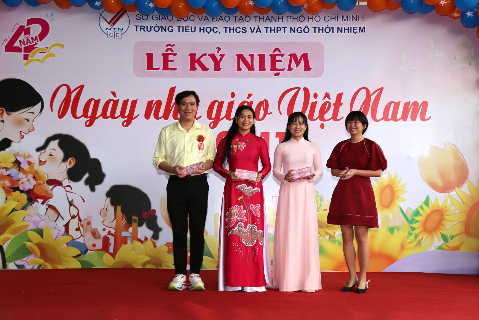 42 năm Ngày Nhà giáo Việt Nam: tôn vinh những người lái đò thầm lặng, những người đã và đang cống hiến cho sự nghiệp trồng người