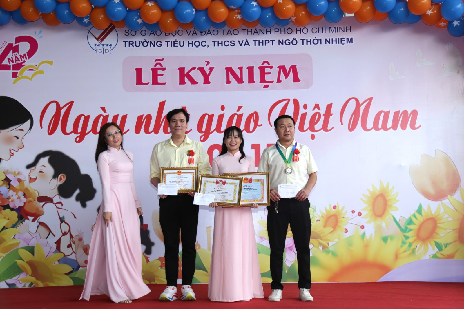 42 năm Ngày Nhà giáo Việt Nam: tôn vinh những người lái đò thầm lặng, những người đã và đang cống hiến cho sự nghiệp trồng người