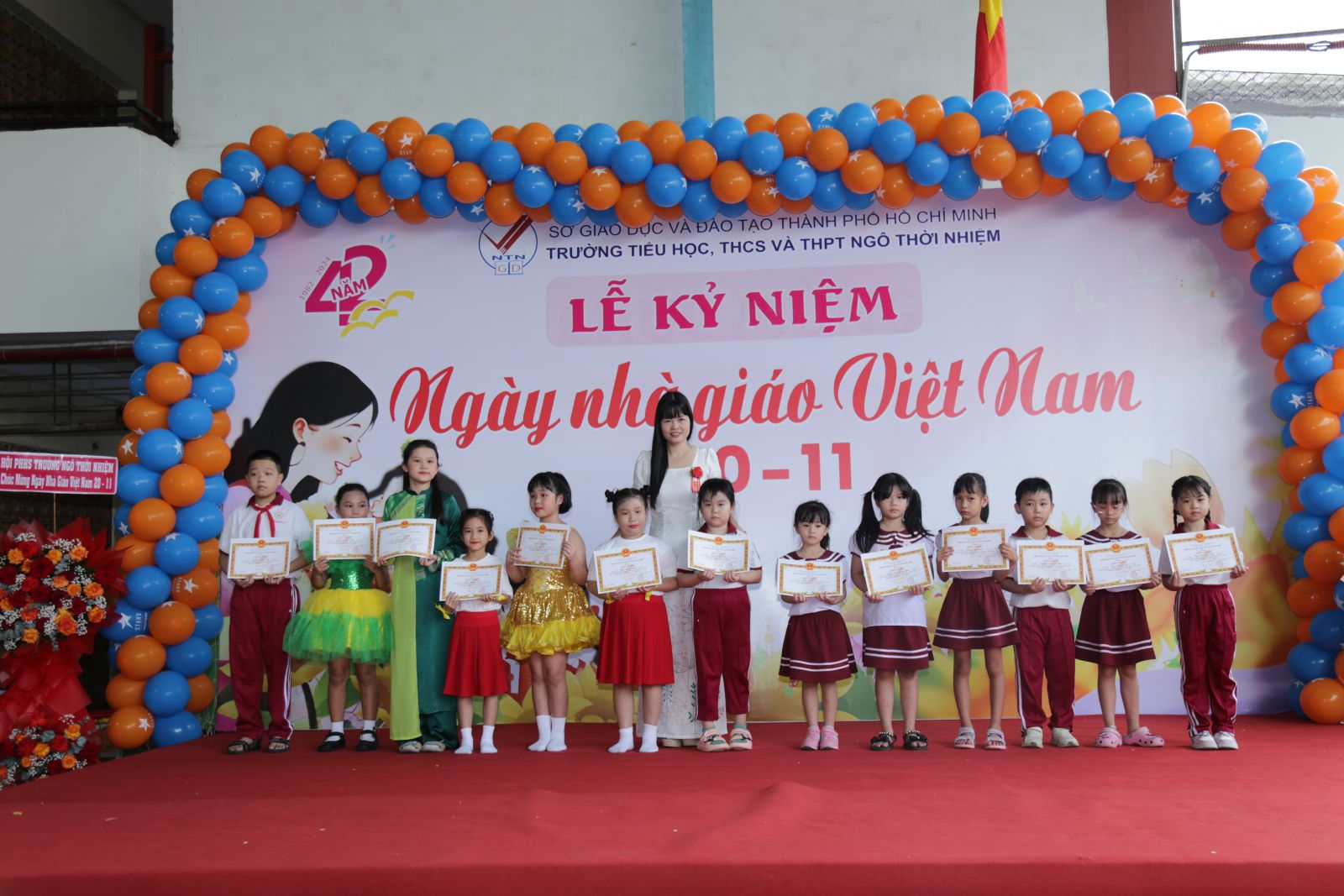 42 năm Ngày Nhà giáo Việt Nam: tôn vinh những người lái đò thầm lặng, những người đã và đang cống hiến cho sự nghiệp trồng người