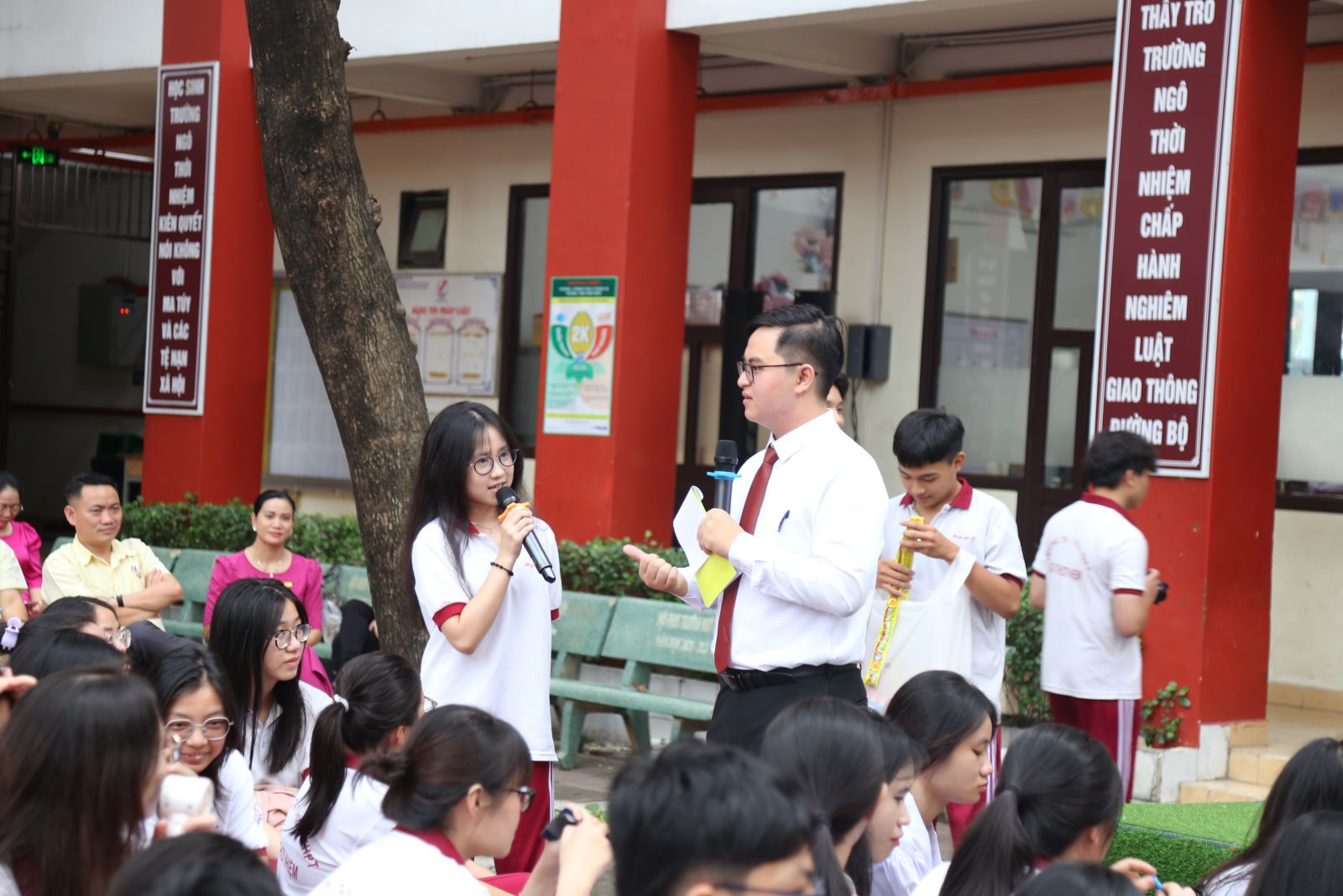 Học sinh trả lời câu hỏi phỏng vấn từ thầy Huy - Ảnh: Diep Nguyen Pro