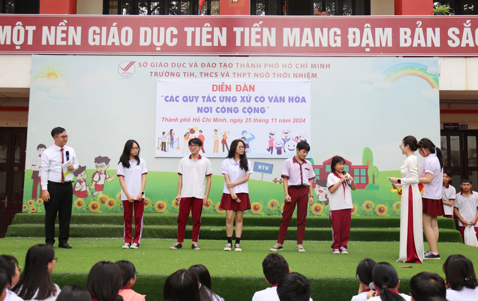 Học sinh thi phần thi ứng nhanh - xử nhạy từ tổ Ngữ Văn - Ảnh: Diep Nguyen Pro