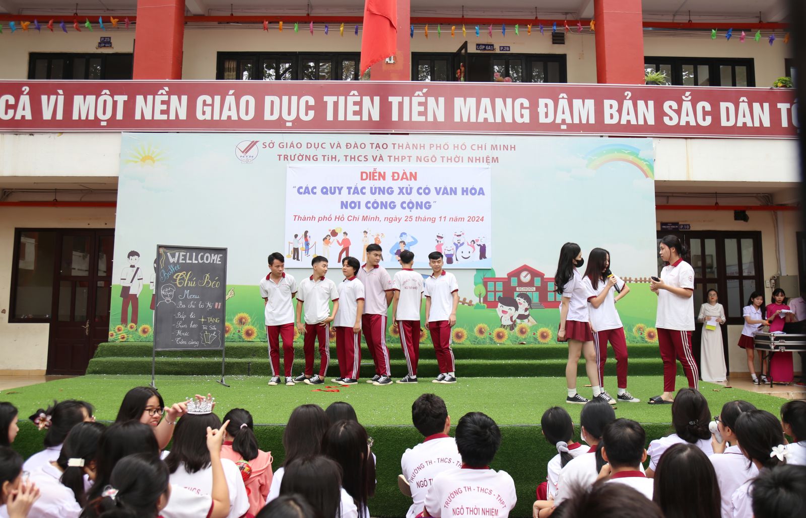 Kịch ngắn về việc ứng xử nơi công cộng do các em học sinh thực hiện - Ảnh: Diep Nguyen Pro