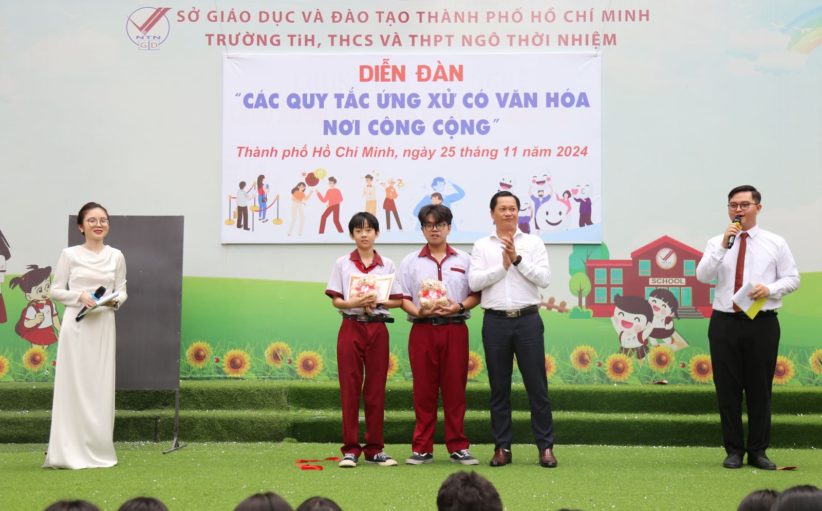 Tuyên dương học sinh ứng xử có văn hóa như nhặt rác nơi công cộng, nhặt của rơi gửi lại người mất - Ảnh: Diep Nguyen Pro