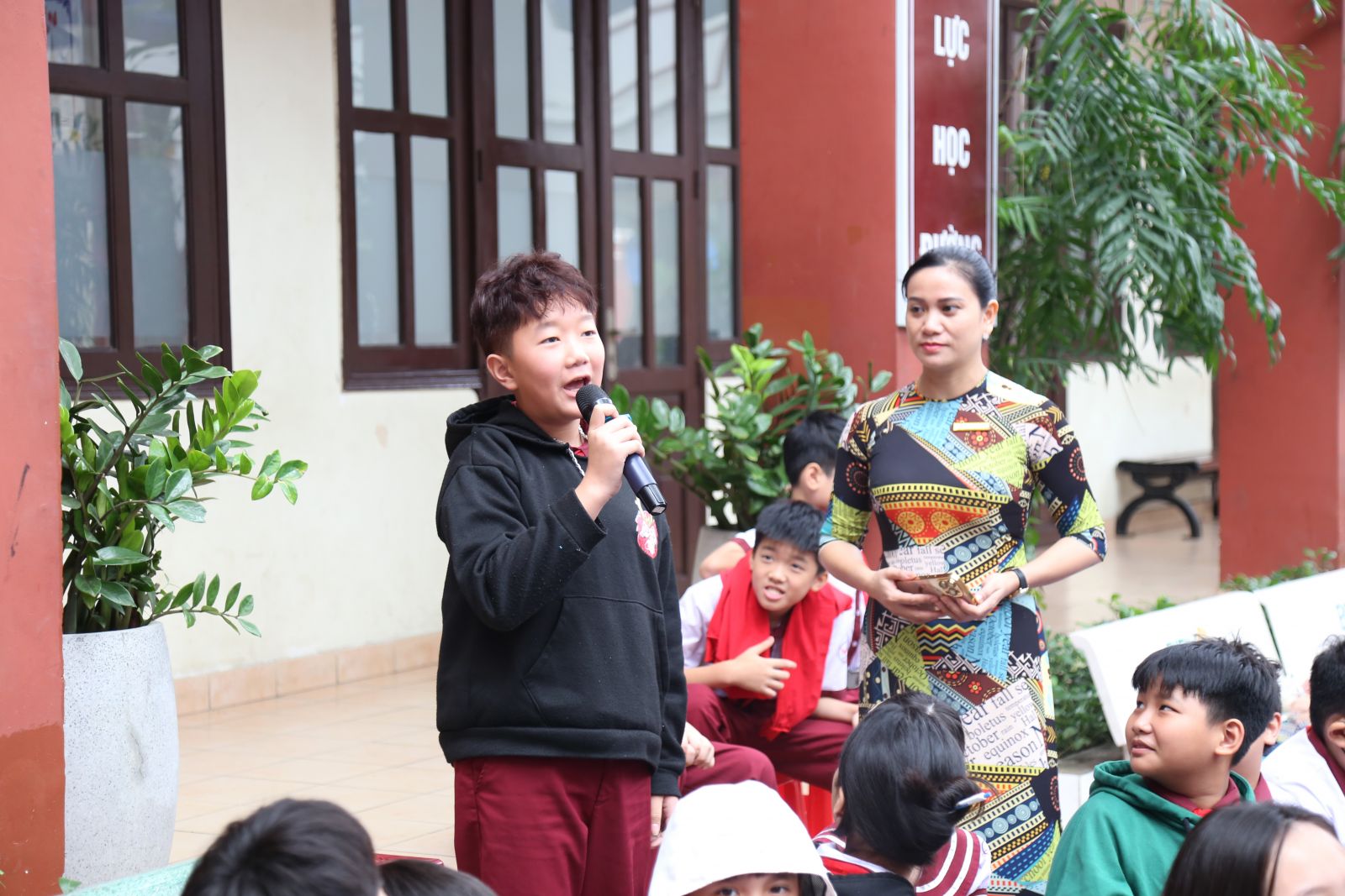 Học sinh trả lời câu hỏi về kiến thức PCCC từ Thượng úy Nguyễn An Ninh