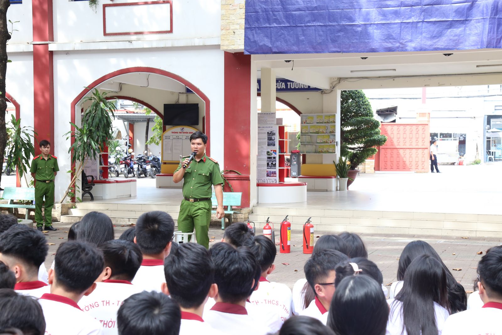 Thượng úy Nguyễn An Ninh hướng dẫn sử dụng bình chữa cháy