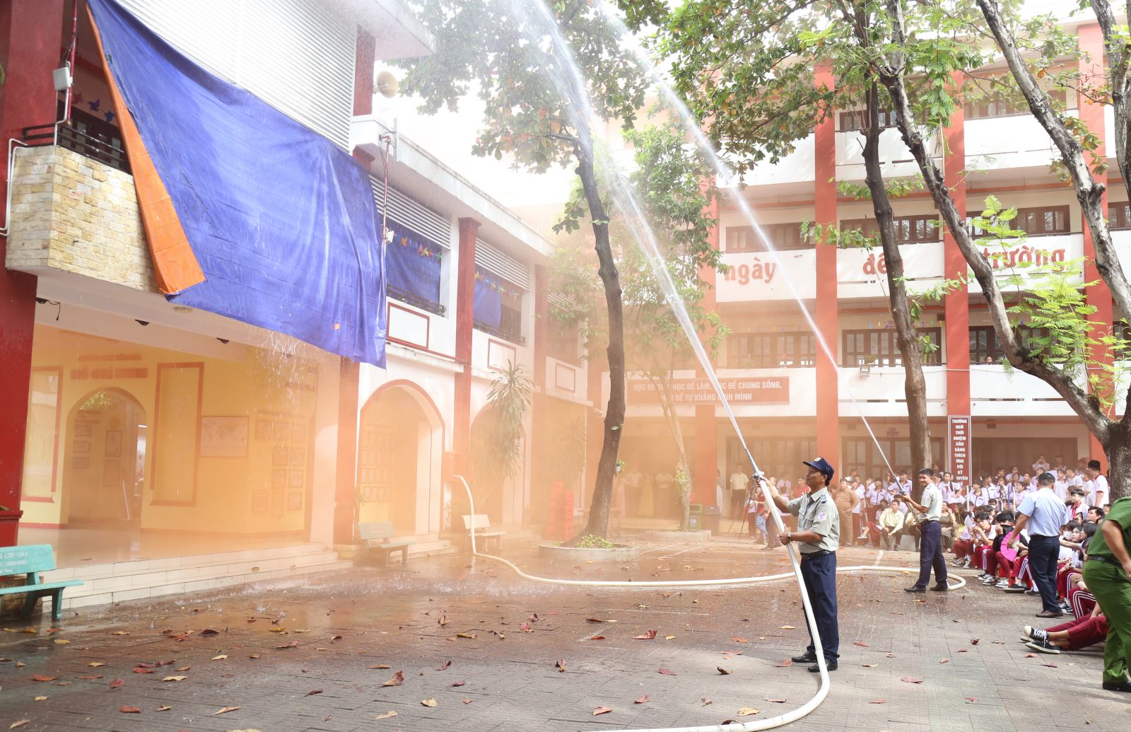 Nhân viên trường Ngô Thời Nhiệm diễn tập PCCC bằng vòi nước chữa cháy