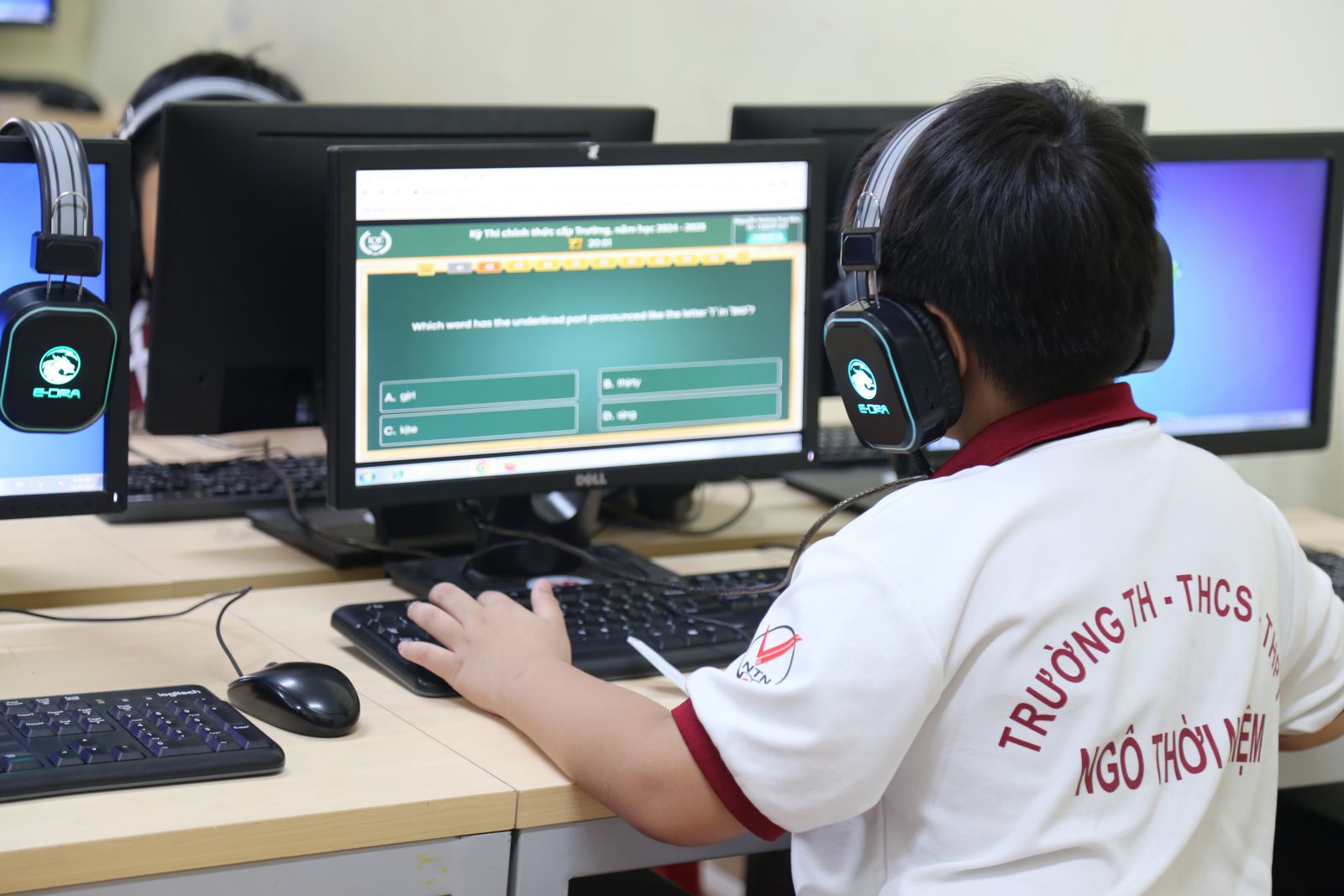 Học sinh làm bài thi IOE - Ảnh: Diep Nguyen Pro