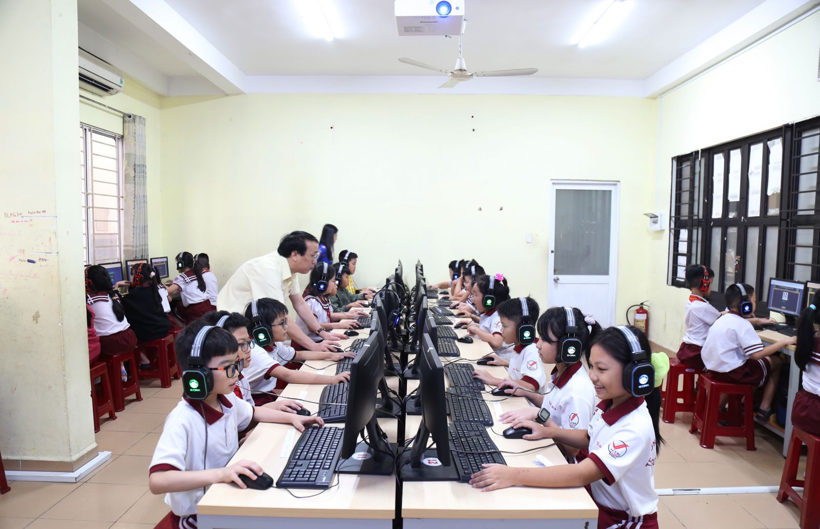 Học sinh nghiêm túc làm bài thi trực tuyến trên máy tính - Ảnh: Diep Nguyen Pro