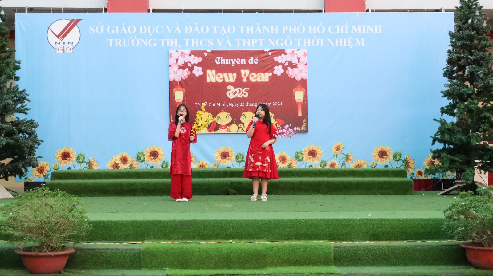 Học sinh biểu diễn ca khúc “Ngày tết quê em” bằng Tiếng Anh