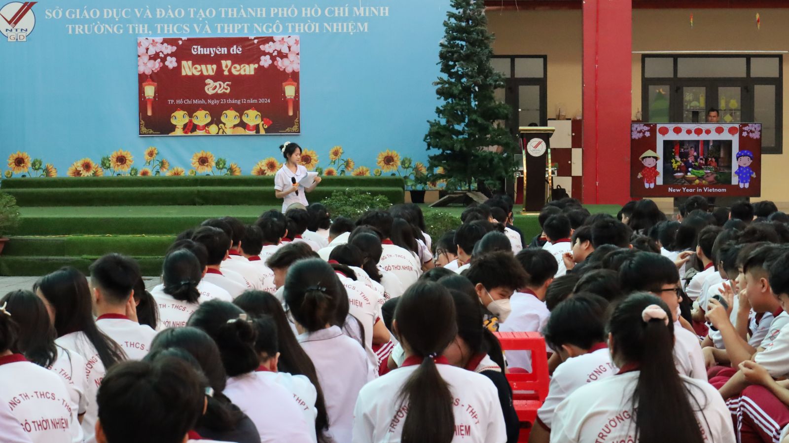 Học sinh tham gia trò chơi đố vui về ngày Tết bằng Tiếng Anh
