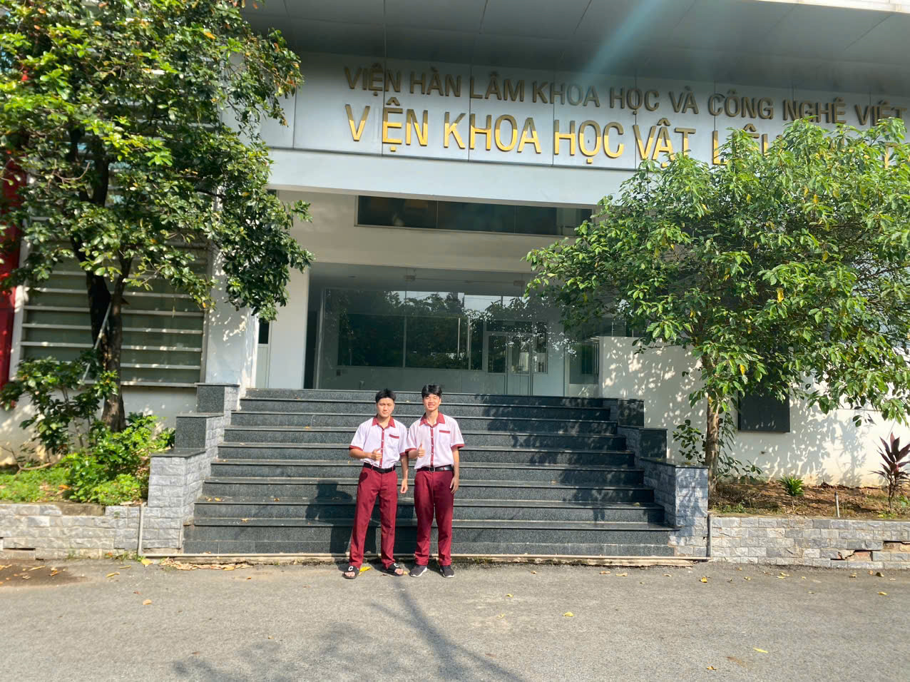 Nhóm học sinh Nguyễn Hữu Phước và Lê Trung Sơn (lớp 11A2)