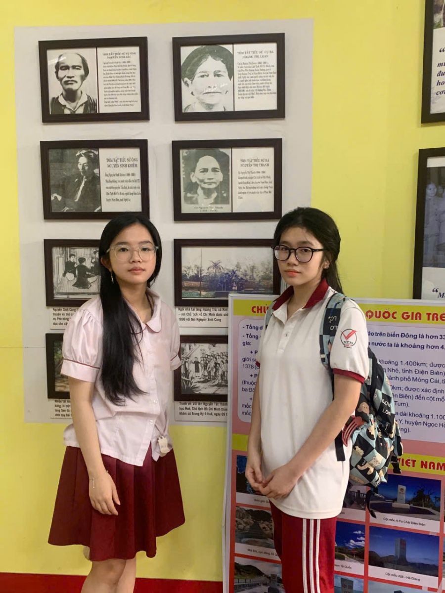 Nhóm học sinh Nguyễn Dương Phương Nghi (11A1) và Trần Kim Khánh (11A5)