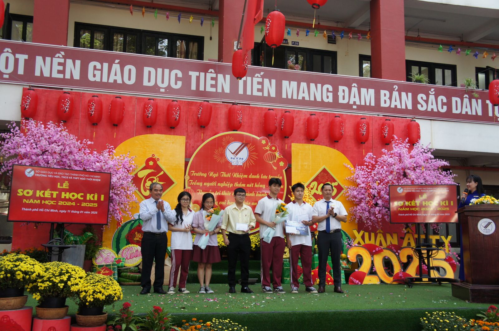 Khen thưởng những học sinh đạt thành tích 