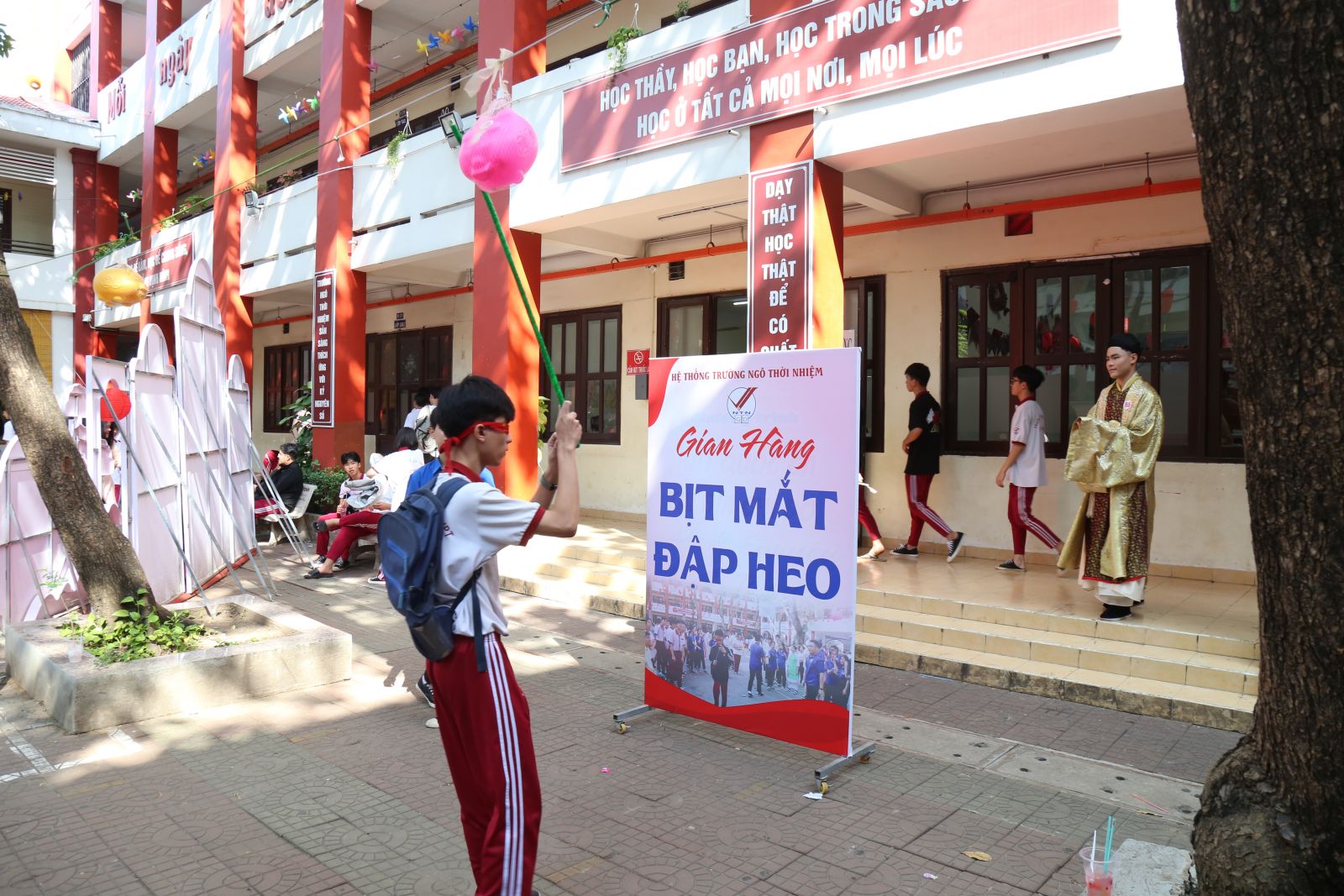 Hội Xuân Ngô Thời Nhiệm: Vui tươi, rộn rã tiếng cười