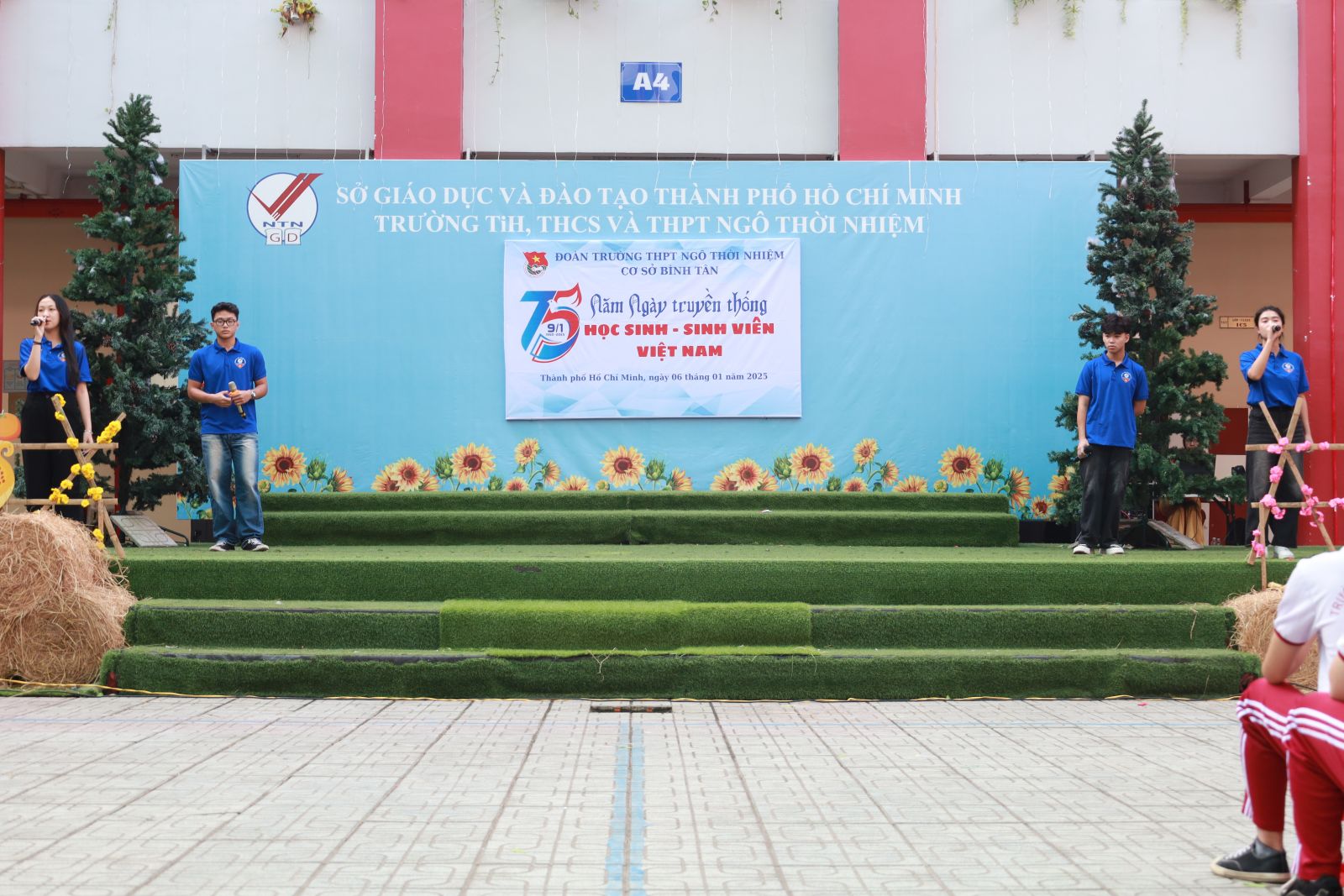 Tiết mục “Khát vọng tuổi trẻ” do HS khối THPT cơ sở Bình Tân trình bày