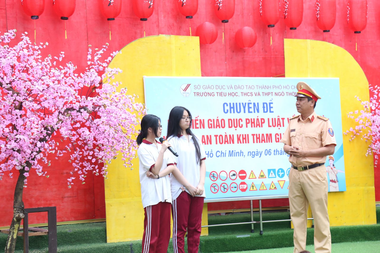 Học sinh trường Ngô Thời Nhiệm tham gia đặt câu hỏi cho tại chuyên đề