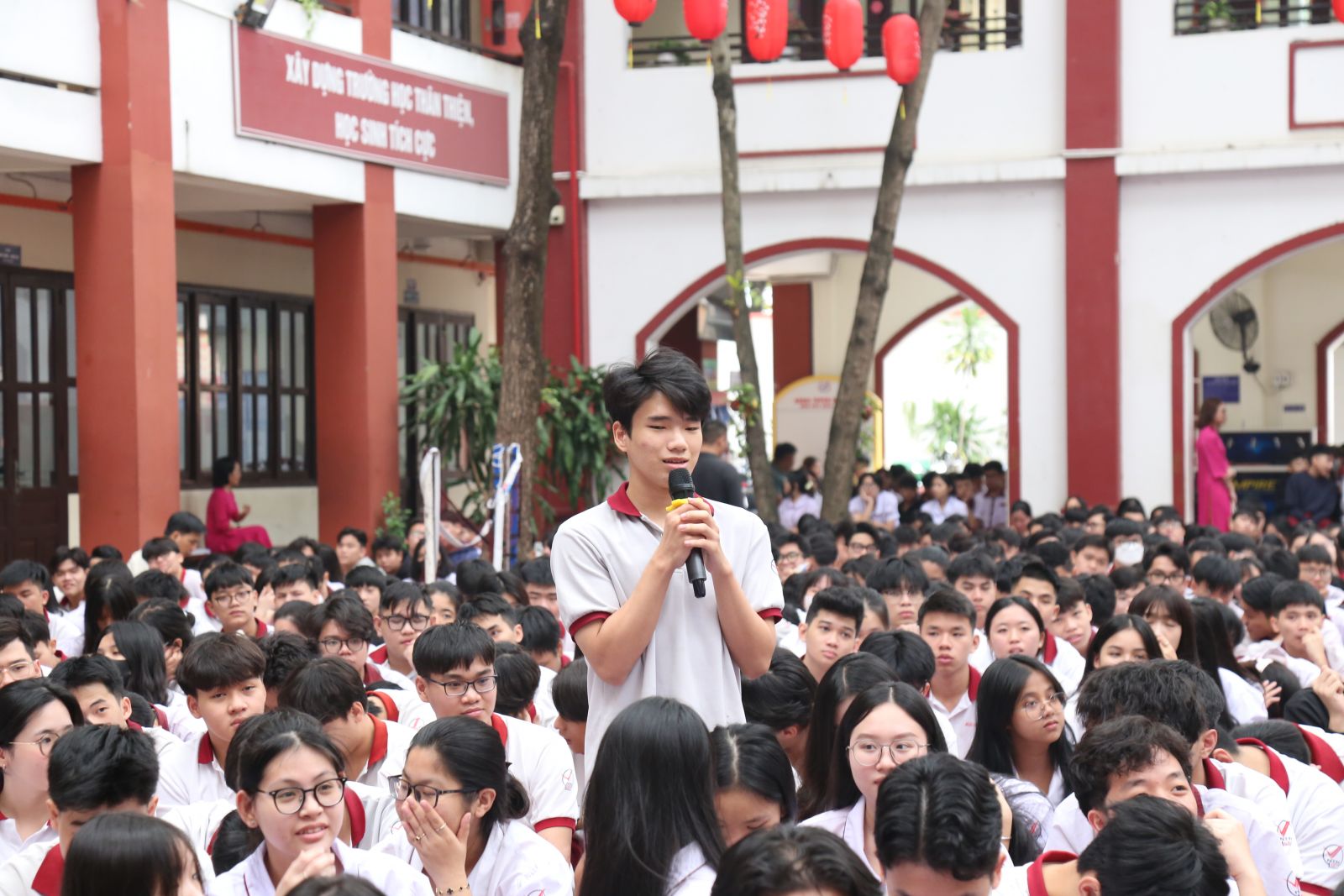 Học sinh trường Ngô Thời Nhiệm tham gia đặt câu hỏi cho tại chuyên đề