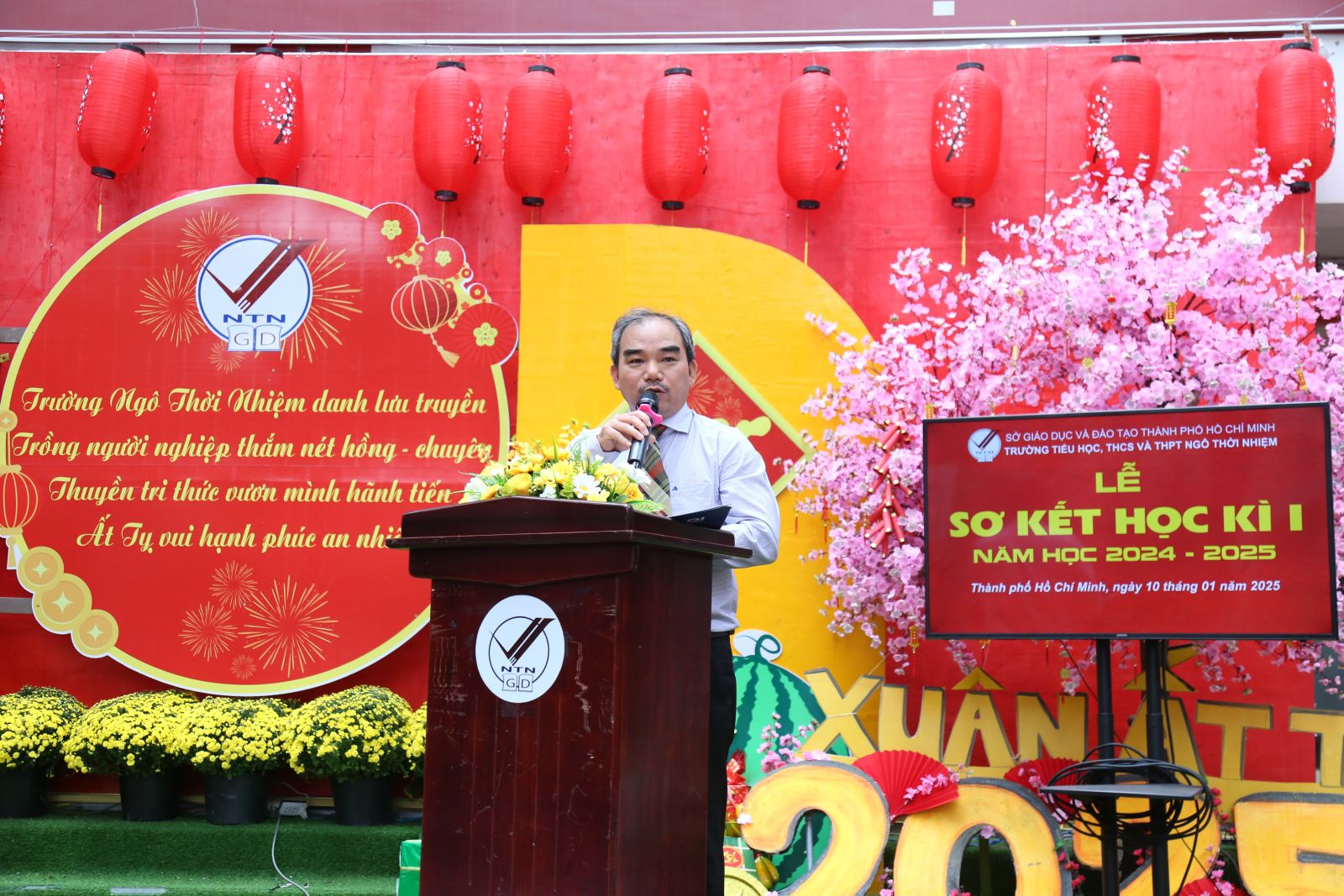 Thầy Tưởng Nguyên Sự - Hiệu trưởng trường TH, THCS và THPT Ngô Thời Nhiệm phát biểu