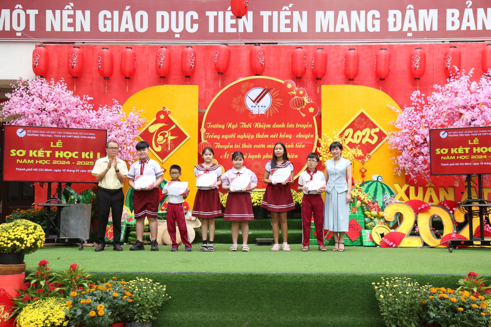 Khen thưởng những học sinh đạt thành tích