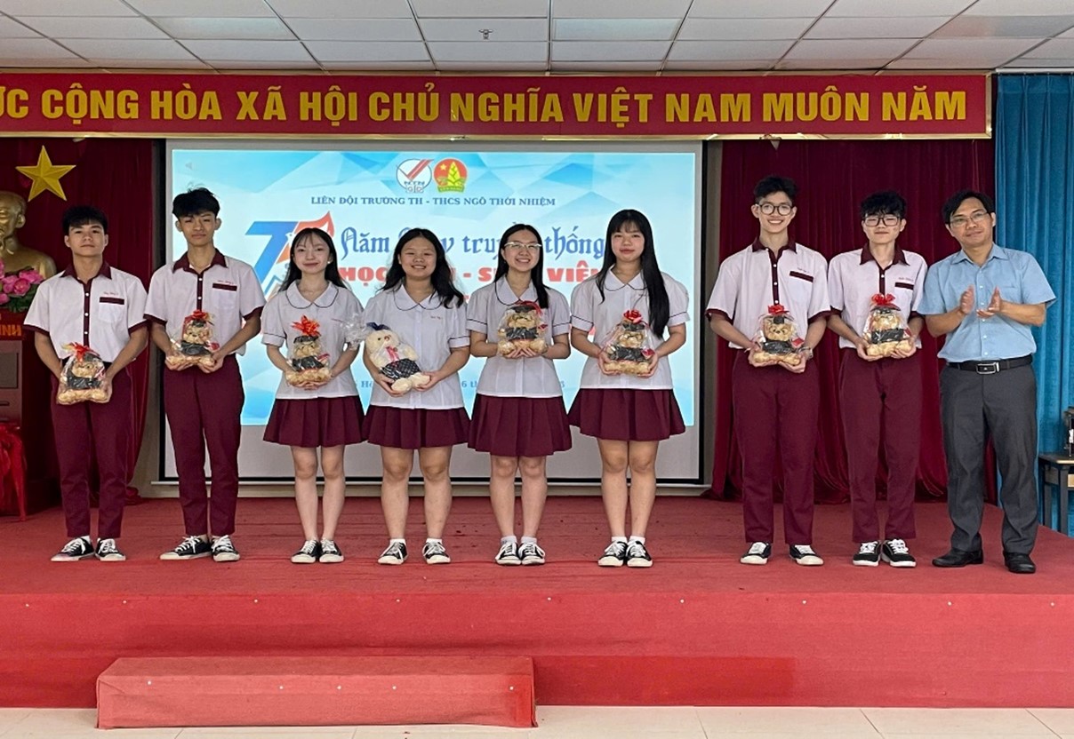 Khen thưởng học sinh tích cực – đội viên tiêu biểu tại cơ sở Bình Tân