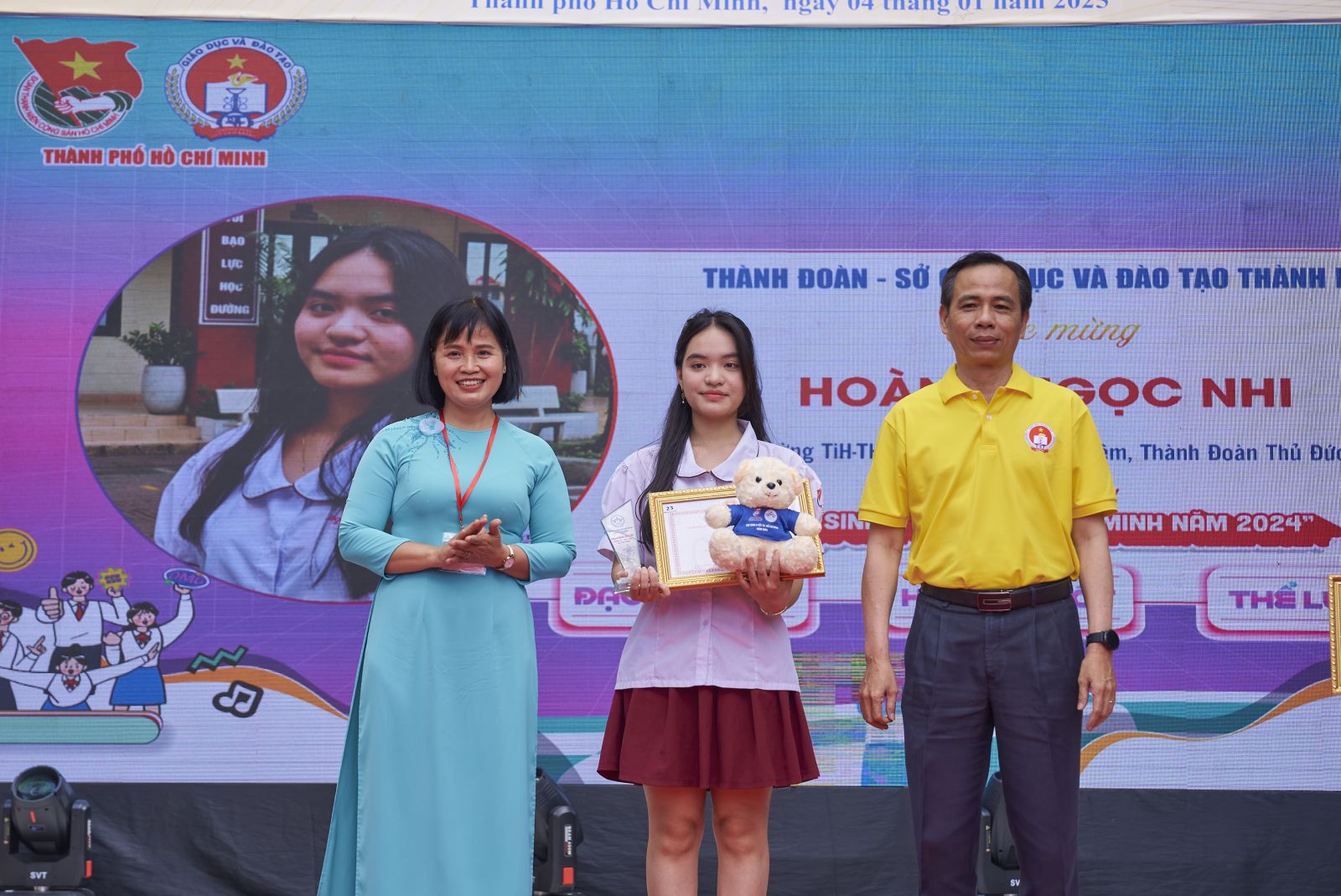 Học sinh Hoàng Ngọc Nhi, trường Ngô Thời Nhiệm nhận danh hiệu “Học sinh 3 tốt cấp thành phố” trong hội trại truyền thống 9/1