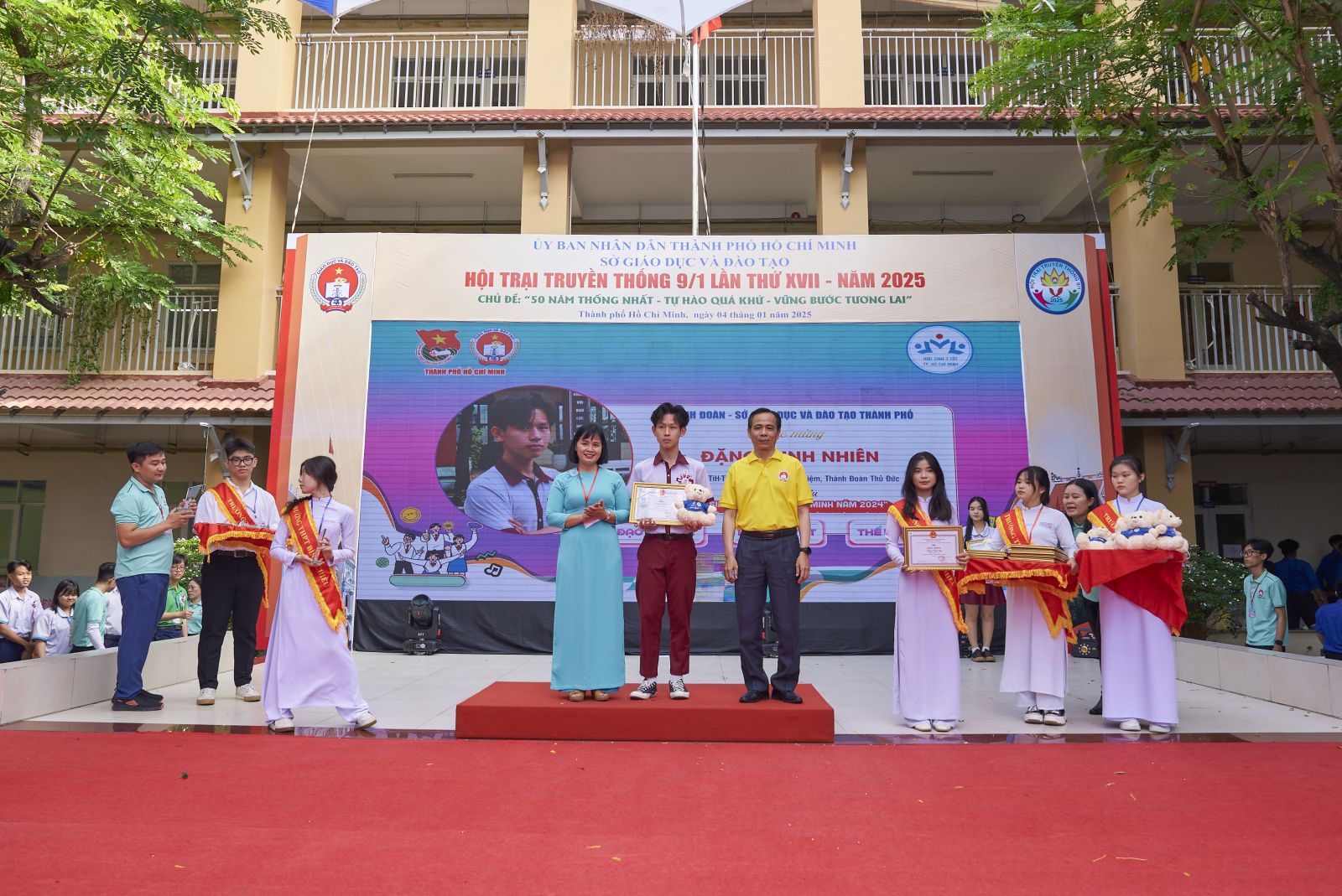 Học sinh Đặng Minh Nhiên, trường Ngô Thời Nhiệm nhận danh hiệu “Học sinh 3 tốt cấp thành phố” trong hội trại truyền thống 9/1 