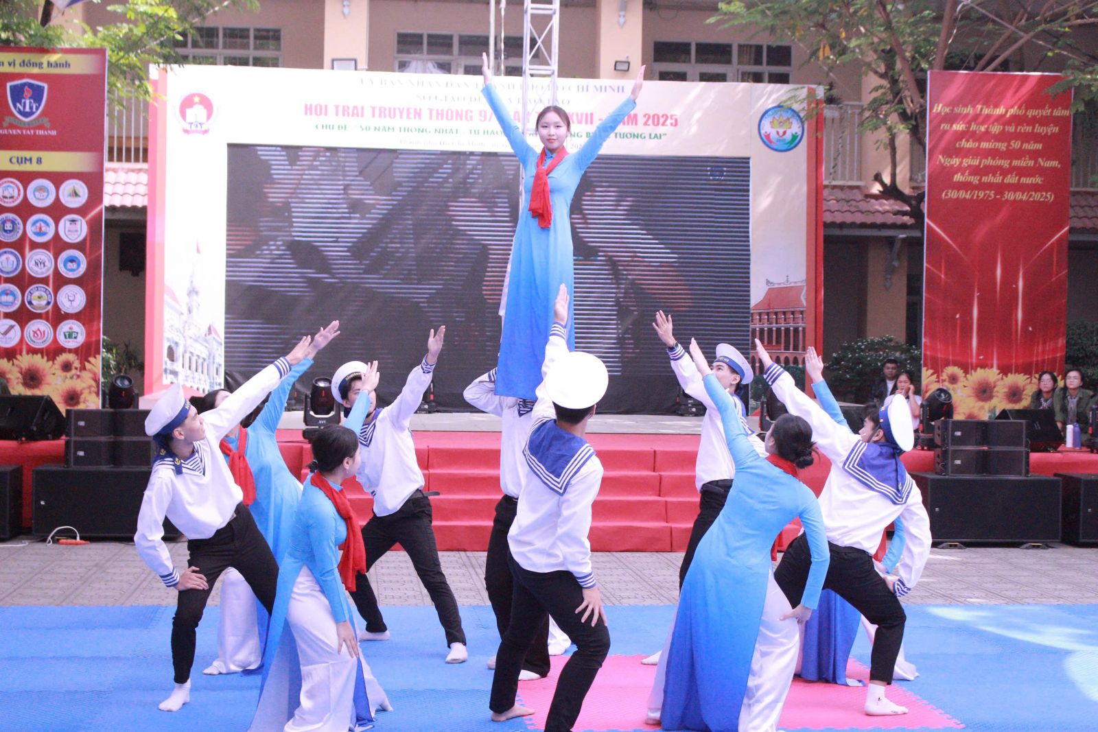 Học sinh trường Ngô Thời Nhiệm cơ sở Thủ Đức tham gia văn nghệ trong hội trại truyền thống 9/1