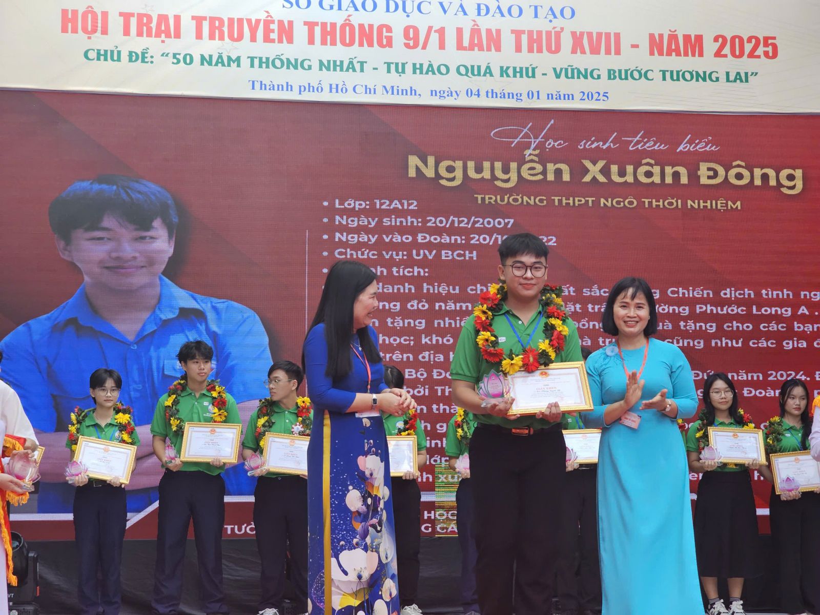Học sinh Nguyễn Xuân Đông, trường Ngô Thời Nhiệm nhận danh hiệu “Học sinh tiêu biểu làm theo lời Bác cấp thành Phố” trong hội trại truyền thống 9/1