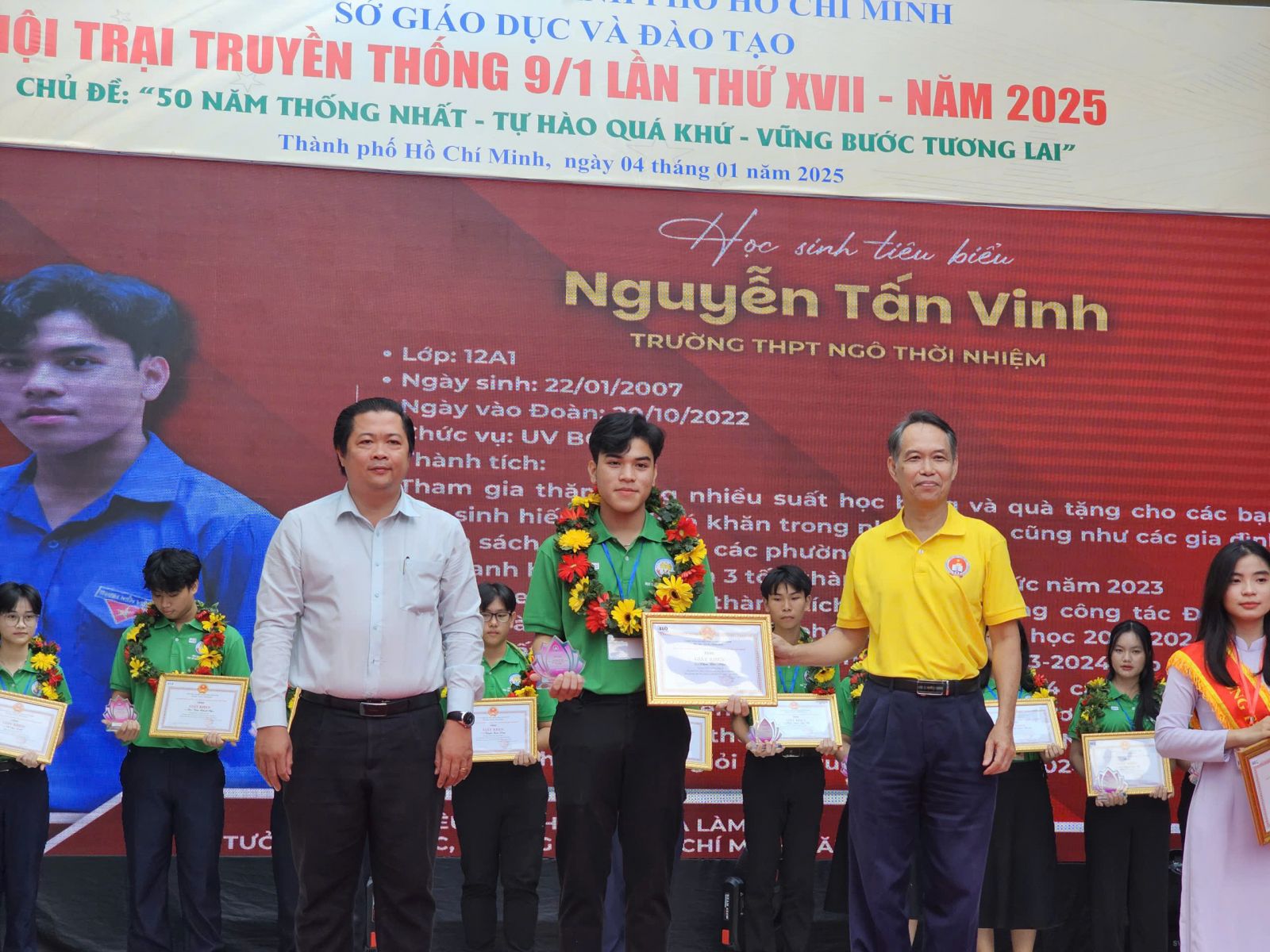 Học sinh Nguyễn Tấn Vinh, trường Ngô Thời Nhiệm nhận danh hiệu “Học sinh tiêu biểu làm theo lời Bác cấp thành Phố” trong hội trại truyền thống 9/1