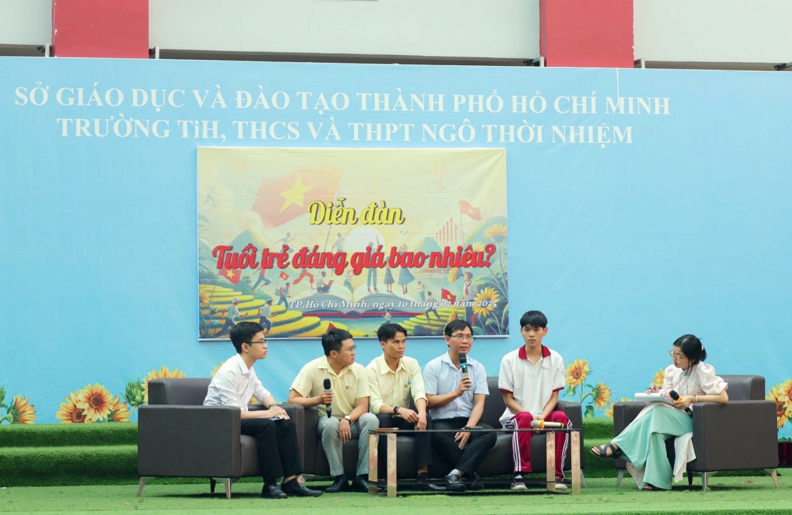 GV và HS giao lưu chia sẻ trong diễn đàn