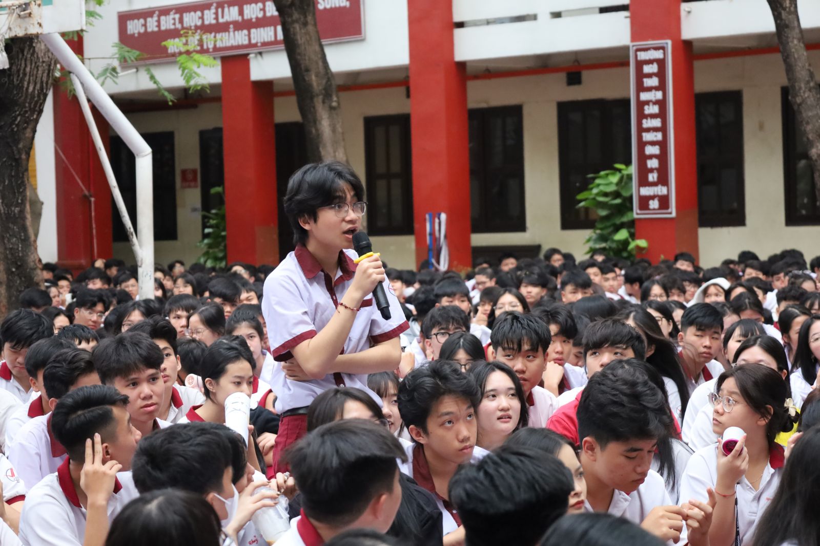 Học sinh tham gia đặt câu hỏi về tuyển sinh đại học cho các chuyên gia