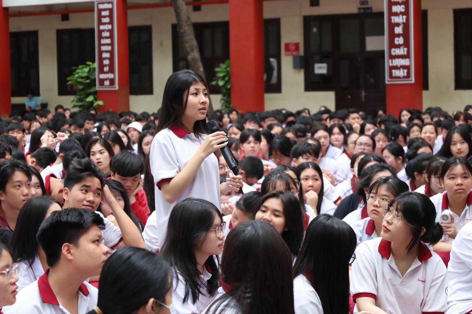 Học sinh tham gia đặt câu hỏi về tuyển sinh đại học cho các chuyên gia