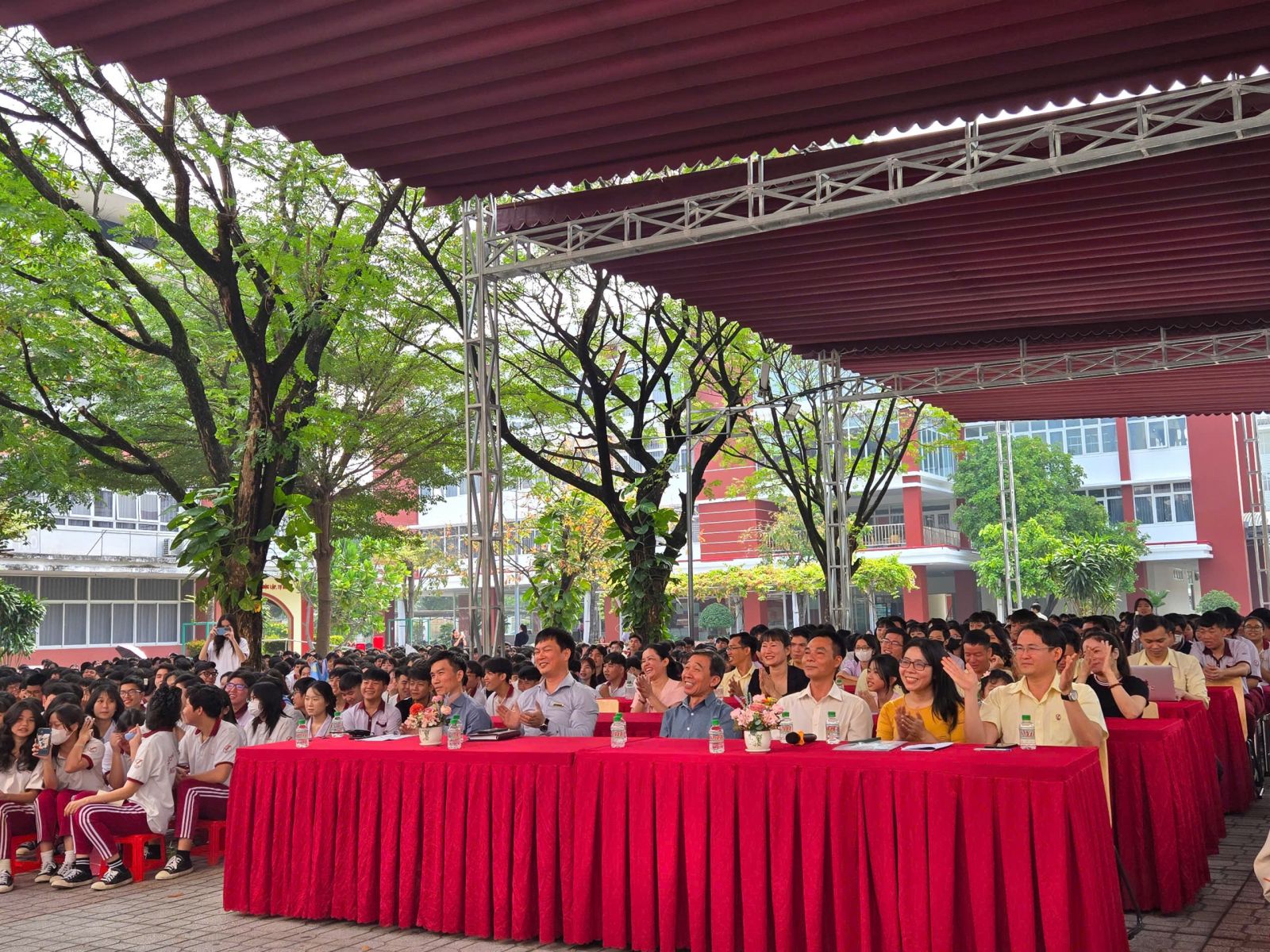 Rất đông CĐV đến cổ vũ cho 4 thí sinh