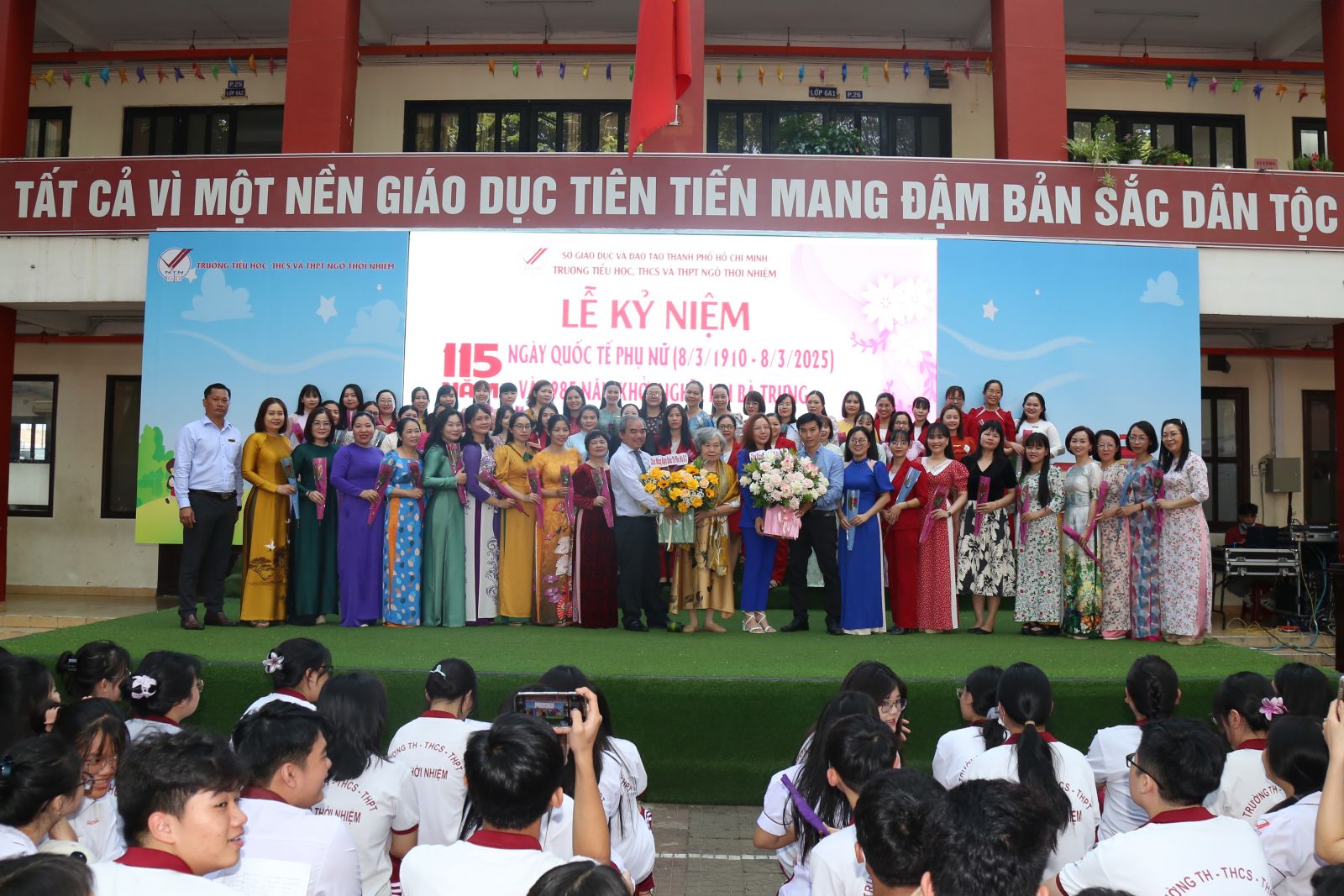 Tặng hoa các cán bộ, giáo viên, nhân viên nữ trong nhà trường tại cơ sở TP. Thủ Đức