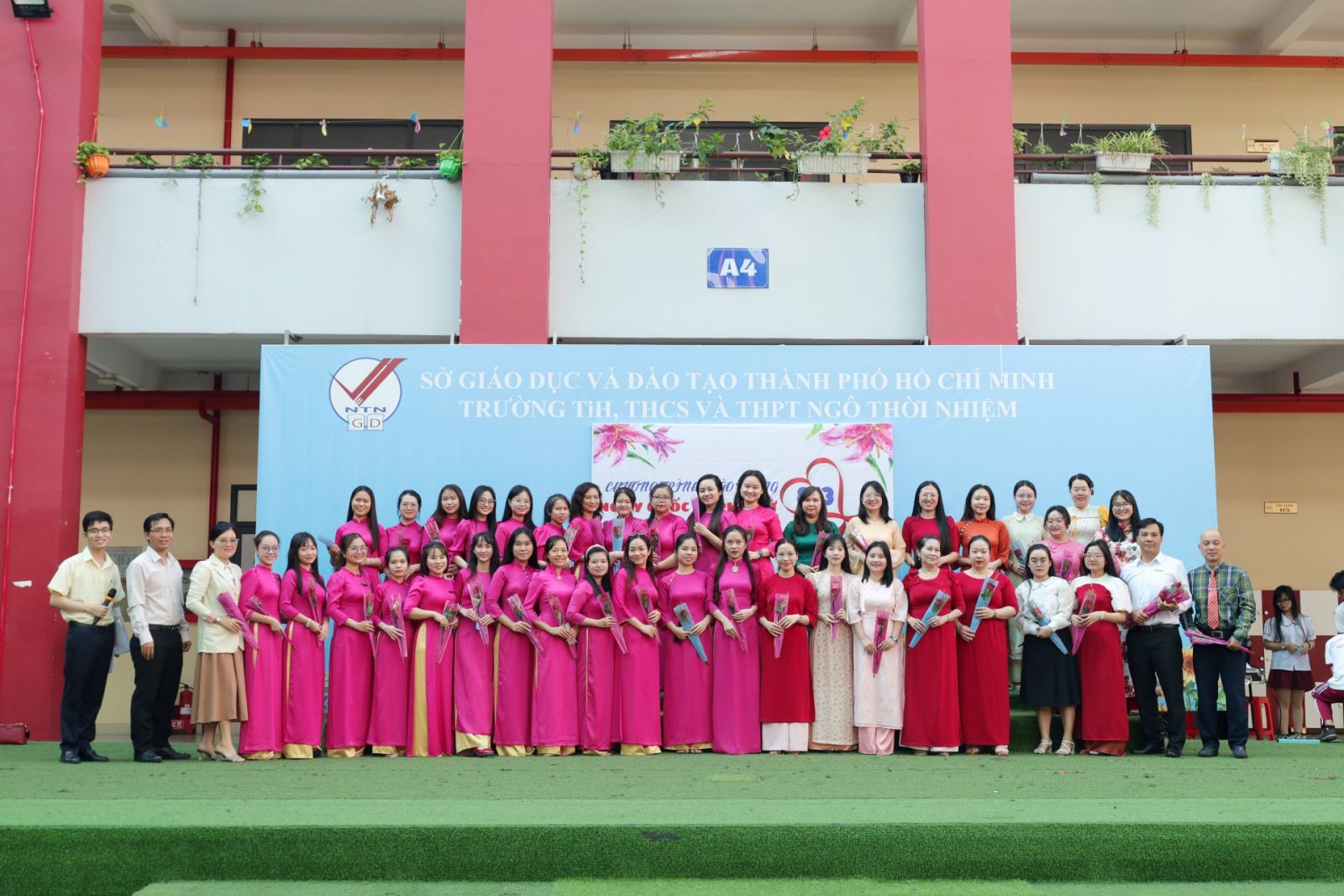 Tặng hoa các cán bộ, giáo viên, nhân viên nữ trong nhà trường tại cơ sở Bình Tân