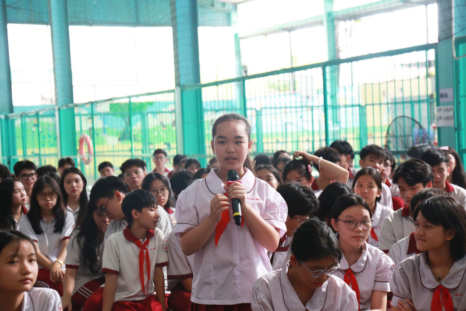Học sinh đặt các câu hỏi đến Ban lãnh đạo nhà trường
