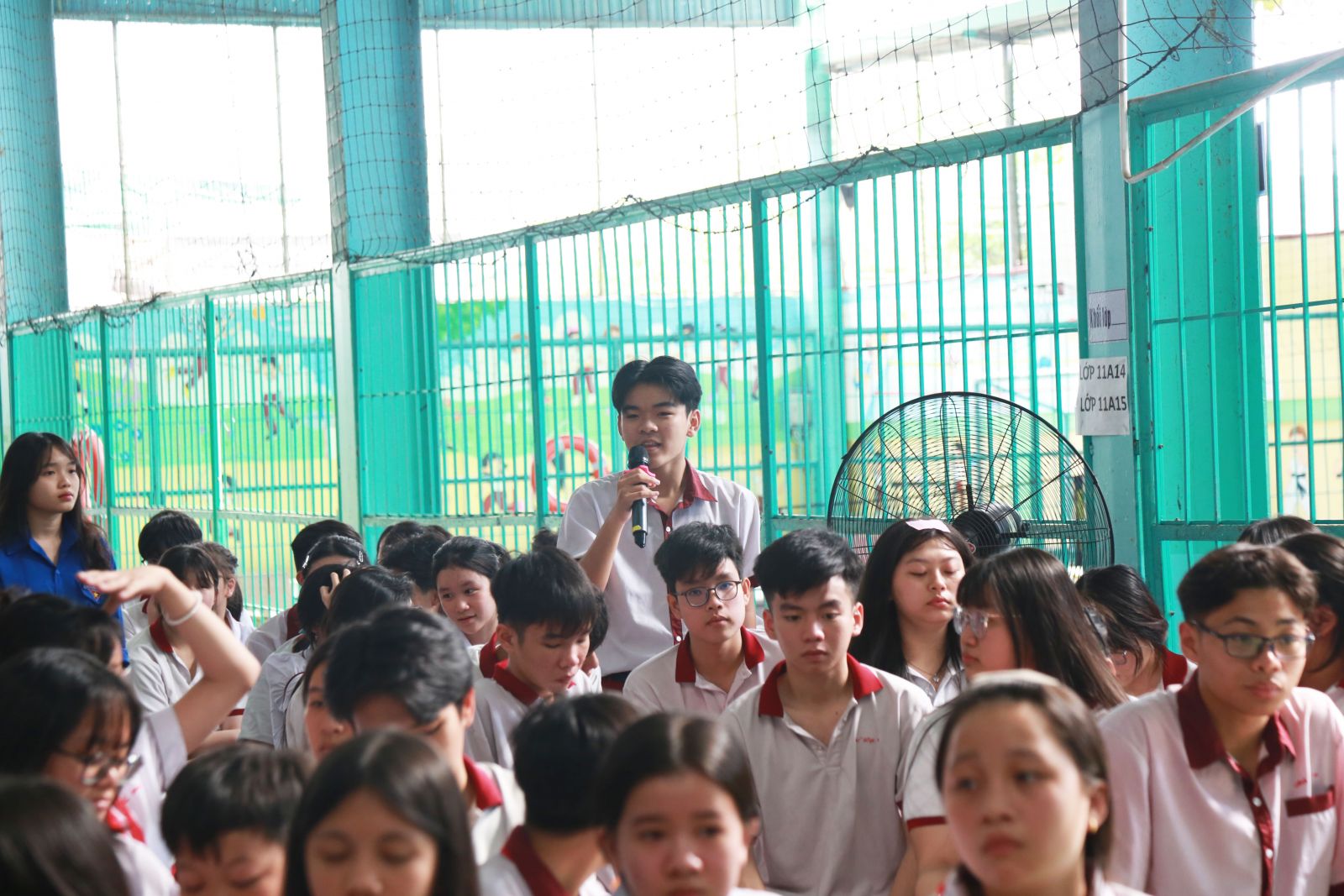 Học sinh đặt các câu hỏi đến Ban lãnh đạo nhà trường