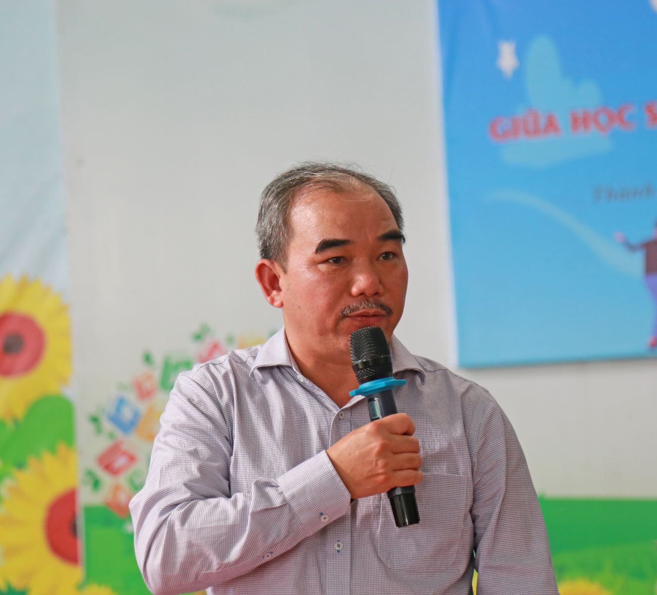 Thầy Tưởng Nguyên Sự - Hiệu trưởng nhà trường trả lời các câu hỏi của học sinh