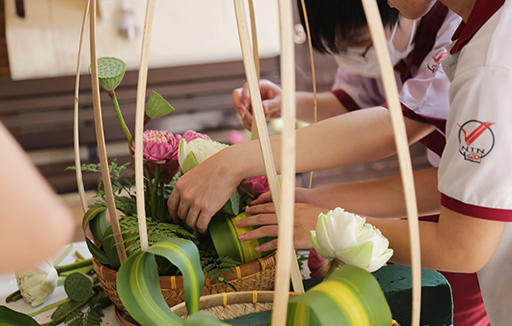 Khoảnh khắc hội thi cắm hoa chào mừng 42 năm ngày nhà giáo Việt Nam dành cho khối 12 tại cơ sở Thủ Đức